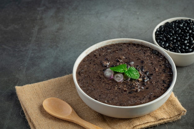 plato de postre dulce de frijoles negros