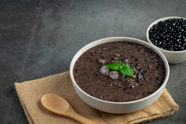 plato de postre dulce de frijoles negros