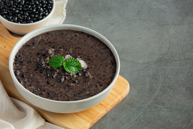 plato de postre dulce de frijoles negros