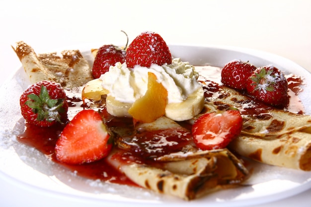 Foto gratuita plato de postre con panqueques y fresa