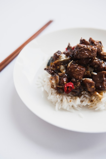 Plato de primer plano con arroz y carne