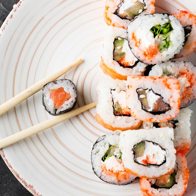 Plato de primer plano con delicioso sushi