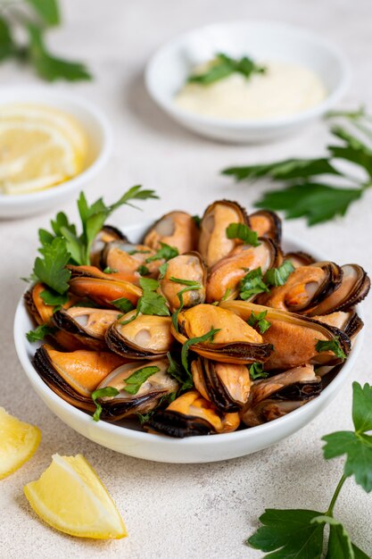 Plato de primer plano con sabrosos mejillones