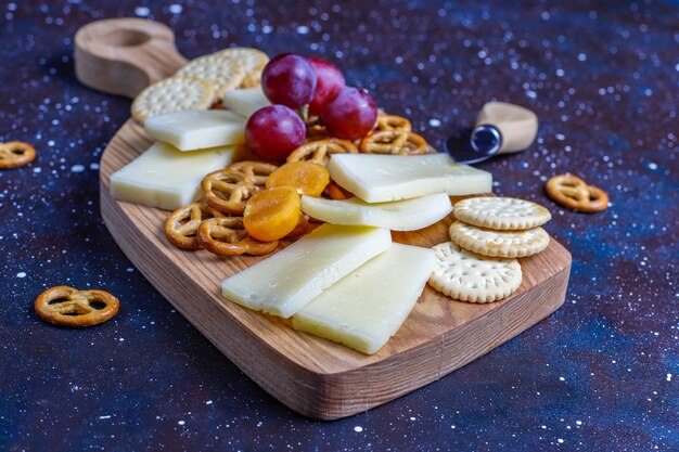 Plato de queso con delicioso queso tilsiter y bocadillos.