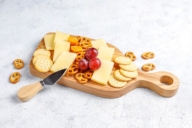 Plato de queso con delicioso queso tilsiter y bocadillos.