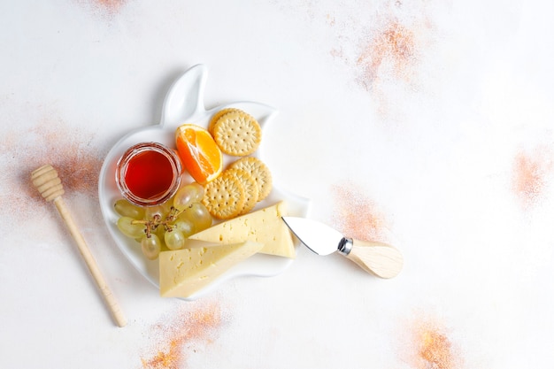 Plato de queso con delicioso queso tilsiter y bocadillos.