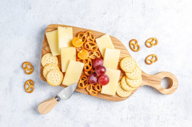 Plato de queso con delicioso queso tilsiter y bocadillos.