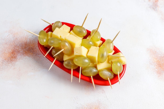 Plato de queso con delicioso queso tilsiter y bocadillos.