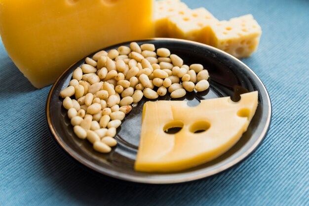 Plato con queso fresco y nueces en mesa