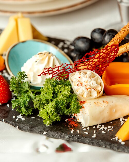 Plato de queso con galletas y uva