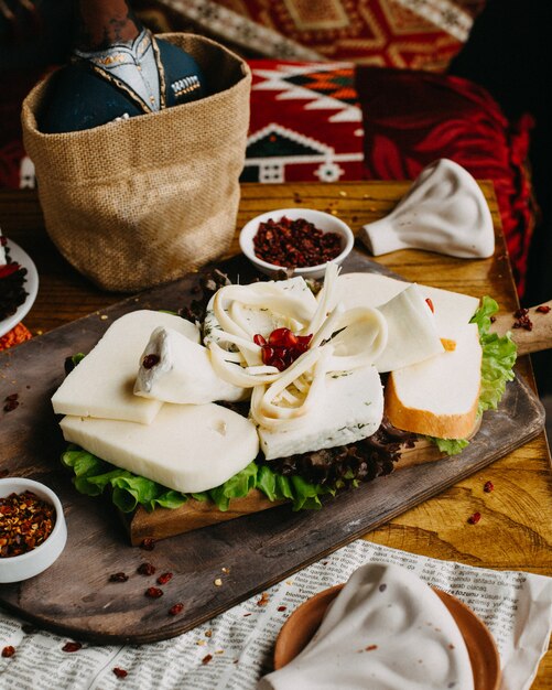 Plato de queso georgiano sobre la mesa