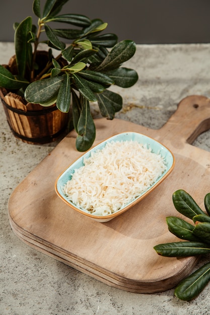 Foto gratuita plato de queso rallado en la tabla de cortar