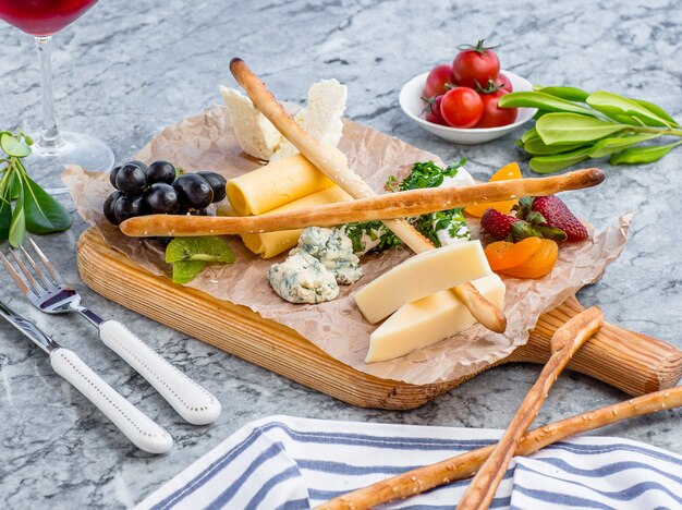 plato de queso sobre la mesa