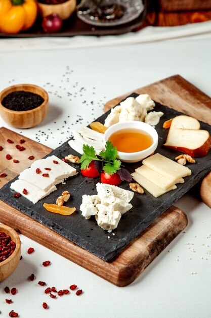 Plato de queso sobre la mesa