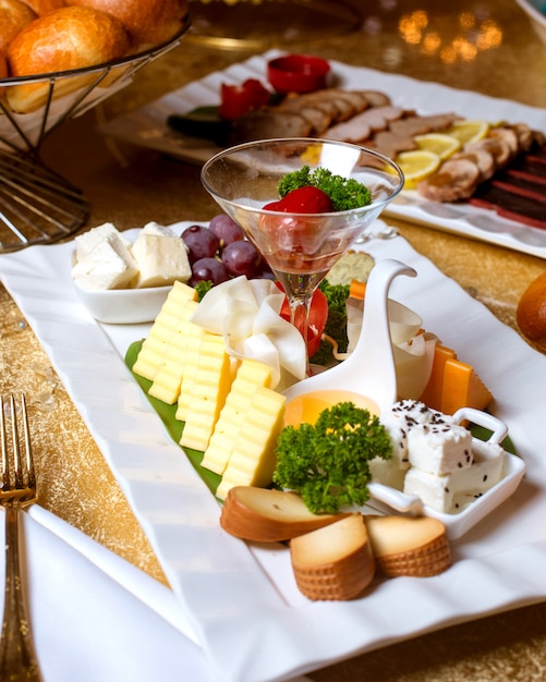 Foto gratuita plato de queso sobre la mesa