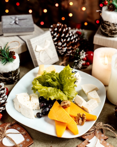 Plato de queso con uva y nueces