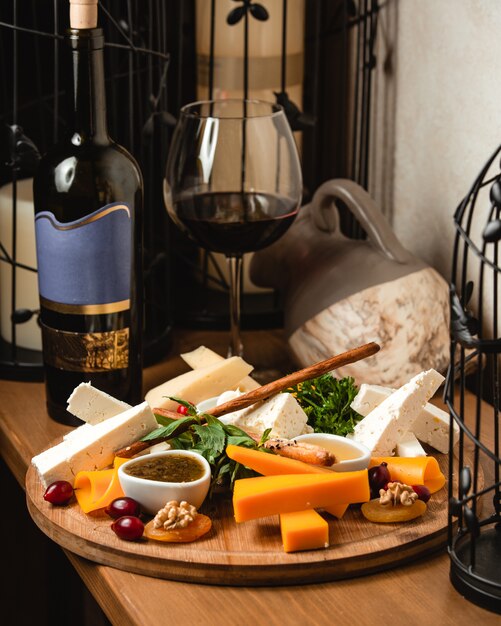 Foto gratuita plato de queso con vino tinto