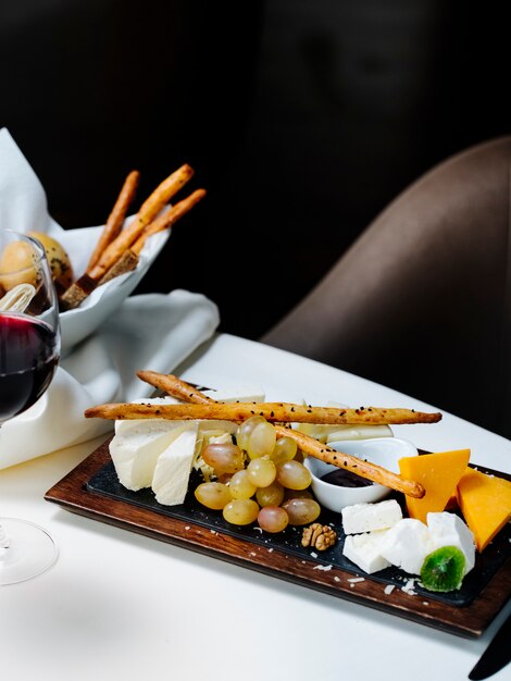 Plato de quesos con copa de vino