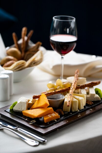 Plato de quesos con copa de vino