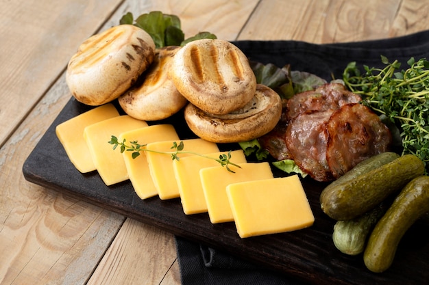 Plato de raclette hecho con queso y variedad de comida deliciosa.