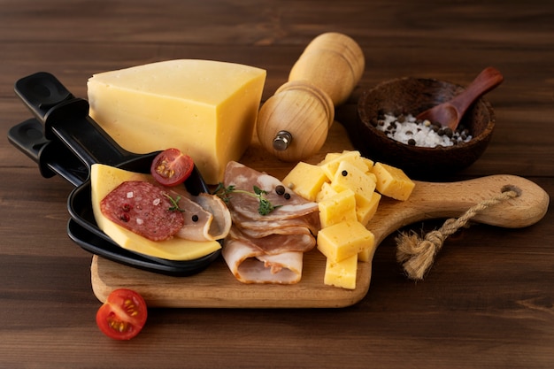 Plato de raclette hecho con queso y variedad de comida deliciosa.
