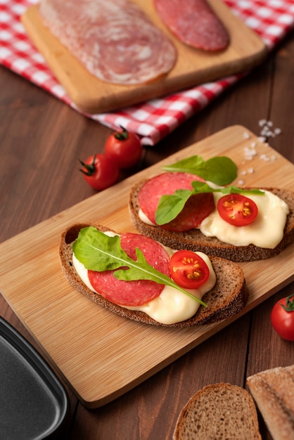 Plato de raclette hecho con queso y variedad de comida deliciosa.