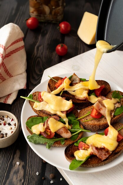 Plato de raclette con variedad de comida deliciosa.