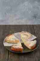 Foto gratuita plato de rebanadas de pastel sabroso con chispas de coco sobre mesa de madera.
