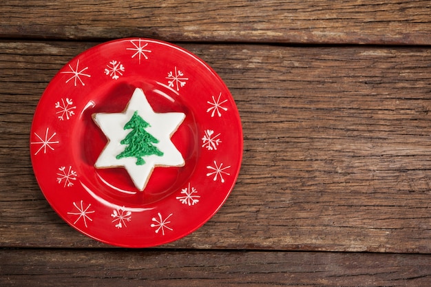 Plato rojo con galletas con forma de árbol de navidad