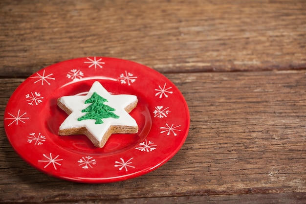 Foto gratuita plato rojo con galletas con forma de árbol de navidad