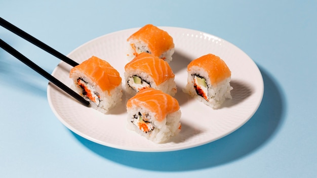 Plato con rollos de sushi