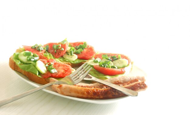 Plato con salchicas, tomates y aguacate