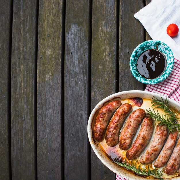 Plato de salchichas a la parrilla servidas con salsa