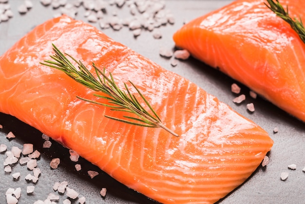 Plato de salmón con hierbas y especias