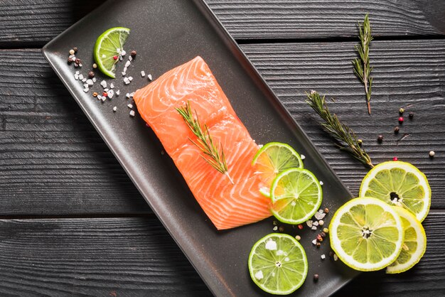 Plato de salmón con hierbas y especias