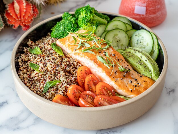 Plato de salmón con quinoa y verduras crudas