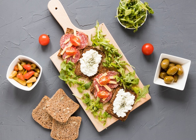 Plato con sándwiches y verduras.