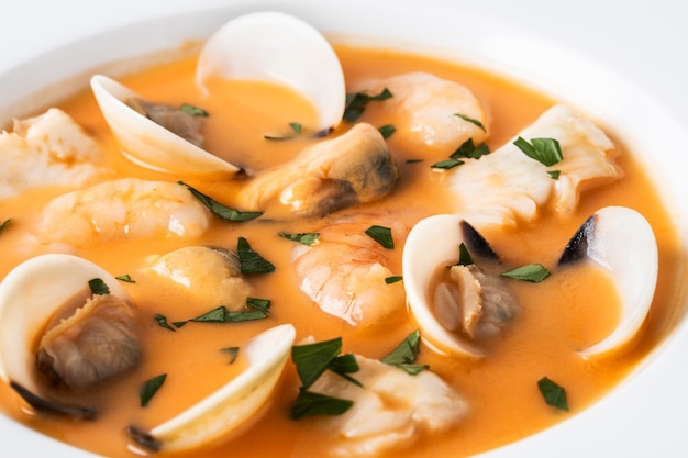 Foto gratuita plato de sopa de mariscos aislado sobre un fondo blanco