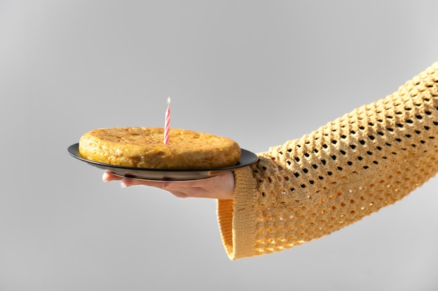 Plato de sujeción de mano de vista lateral con tortilla española