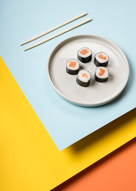 Foto gratuita plato de sushi japonés alta vista