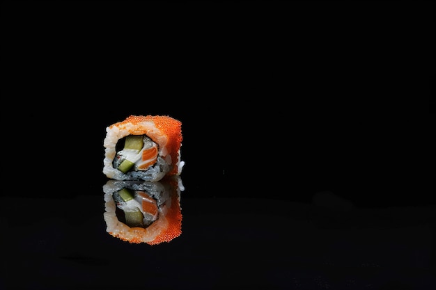 Plato de sushi de mariscos muy detallado con un simple fondo negro