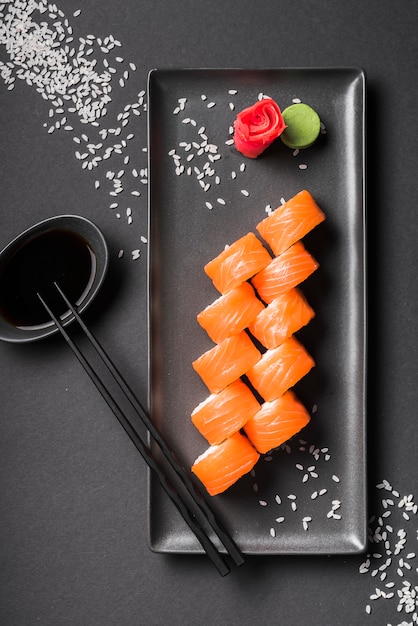 Foto gratuita plato de sushi en restaurante asiático