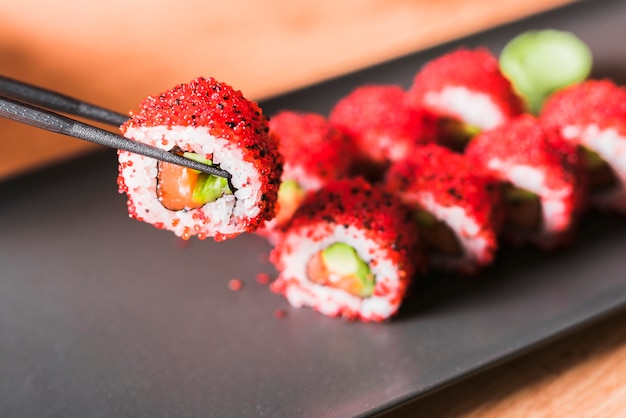 Plato de sushi en restaurante asiático