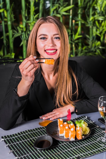 Plato de sushi en restaurante asiático