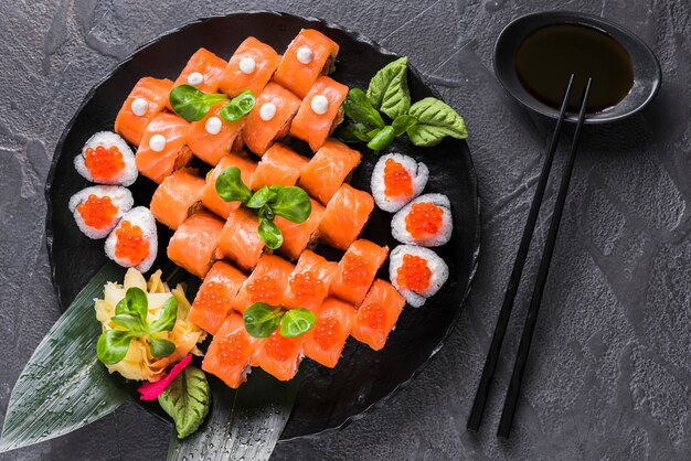 Plato de sushi en restaurante asiático