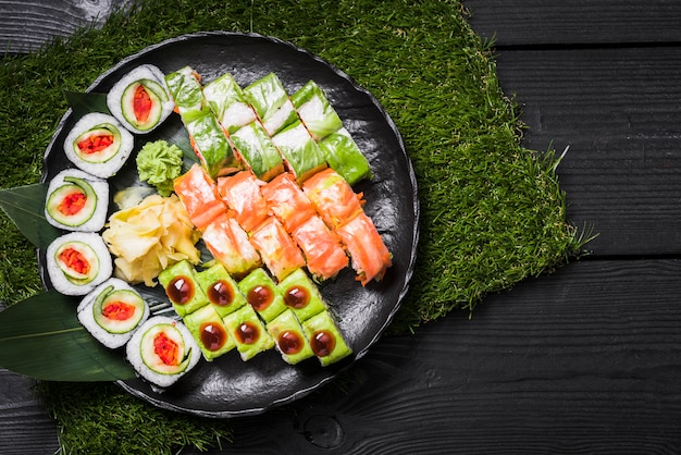 Plato de sushi en restaurante asiático