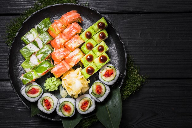 Plato de sushi en restaurante asiático