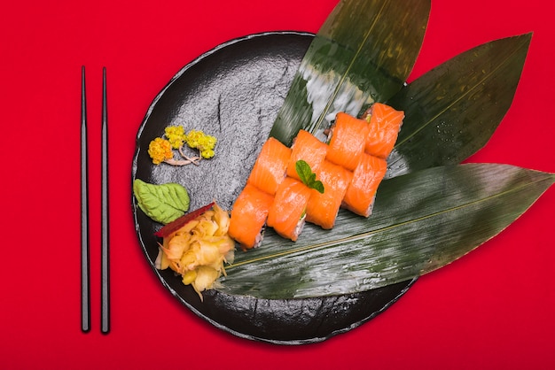 Foto gratuita plato de sushi en restaurante asiático