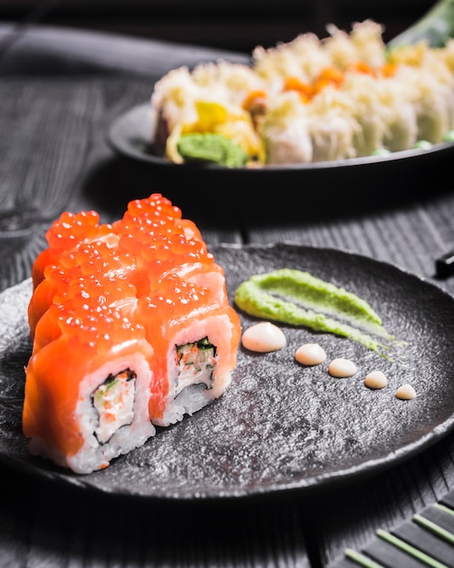 Plato de sushi en restaurante asiático