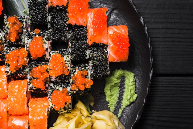 Plato de sushi en restaurante asiático